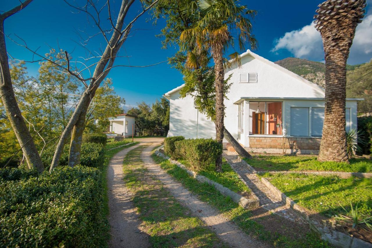 Holiday Home Nives Tivat Luaran gambar