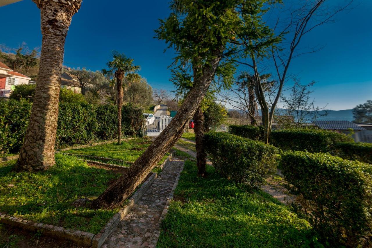 Holiday Home Nives Tivat Luaran gambar